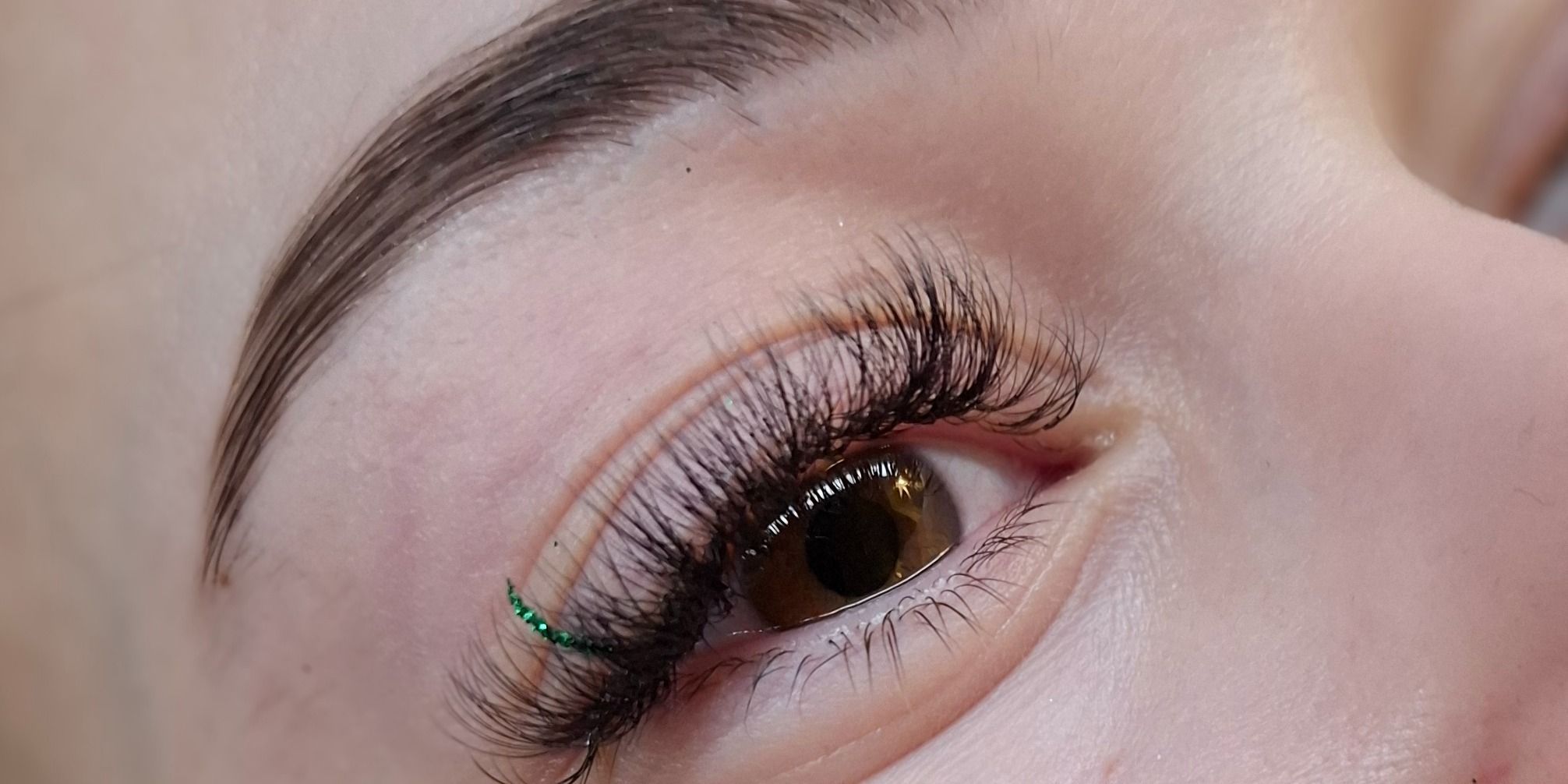 Meiltä luonnistuu myös luonnolliset ripsipidennykset /huollot UV-Led tekniikalla.